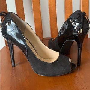 Sexy tie-up peep toe pump